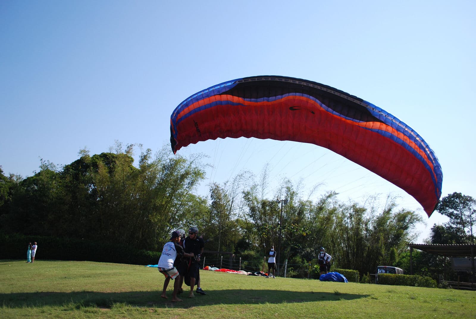 Parapente inflando na rampa para a decolagem